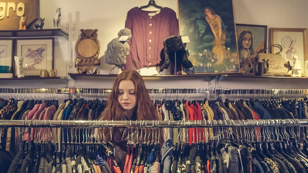 chica mirando ropa en una tienda