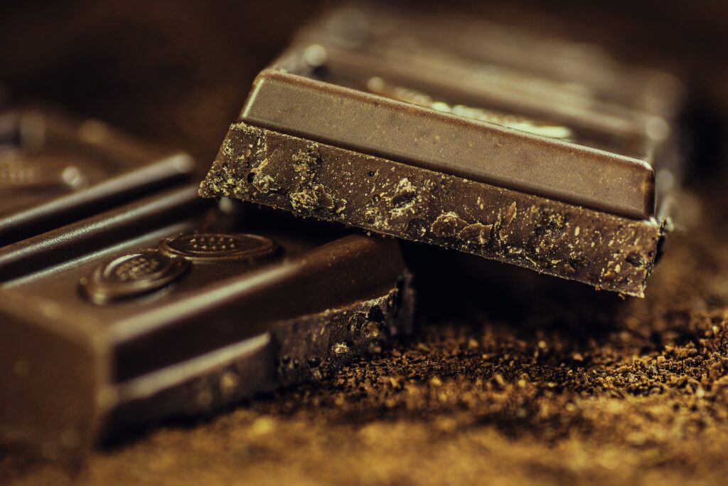 Imagen de tableta de chocolate partida