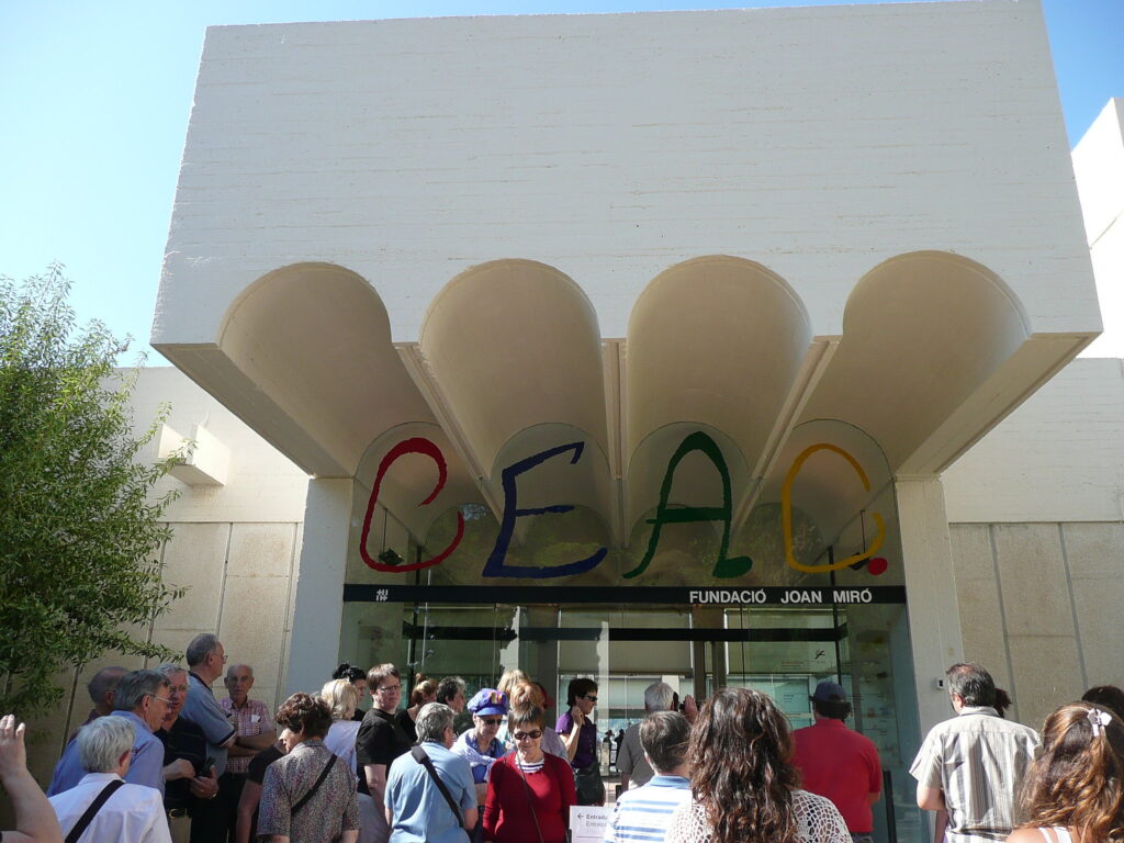 Puerta del museo de la Fundación Joan Miró